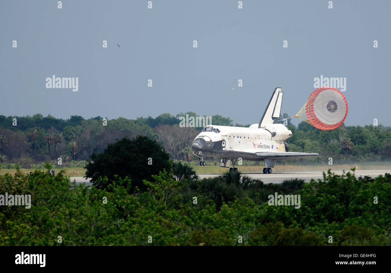 Das Space Shuttle Discovery landet am 14. Juni 2008 im Kennedy Space Center, nach seiner 13-tägigen Mission STS-124, bei der Schlüsselkomponenten zur Internationalen Raumstation geliefert wurden. Stockfoto