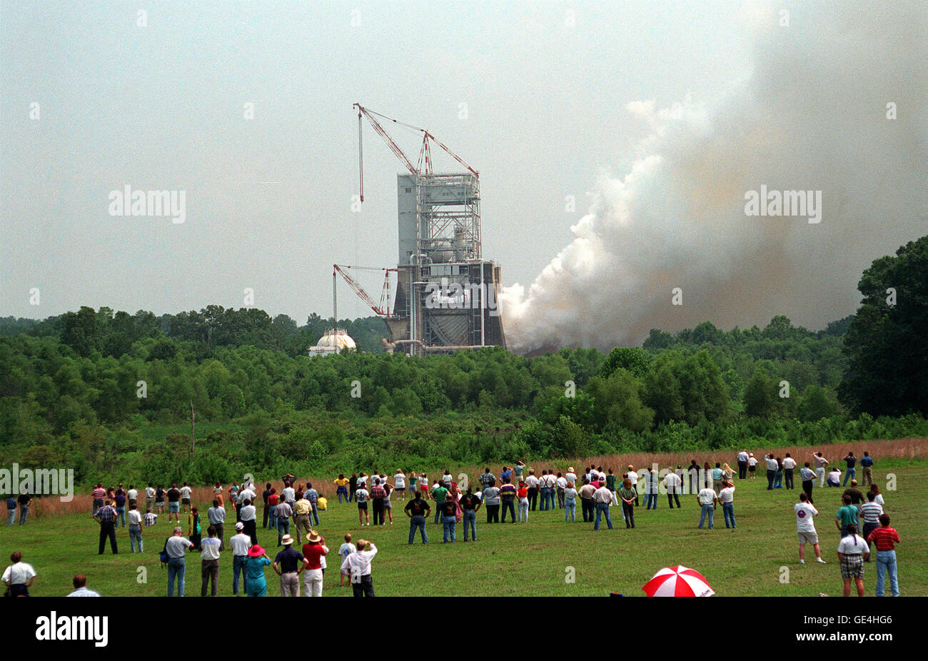 Anlässlich des 25. Jahrestages der Mondlandung von Apollo 11 markierte das Marshall Space & Flight Center den Anlass mit einem Testfeuer des Space Shuttle Main Engine (SSME) auf dem Technology Test Bed. Das Ereignis zog eine große Menge Zuschauer an, die beobachteten, wie das Triebwerk erfolgreich abfeuerte und an die historische Raumfahrt erinnerte. Stockfoto