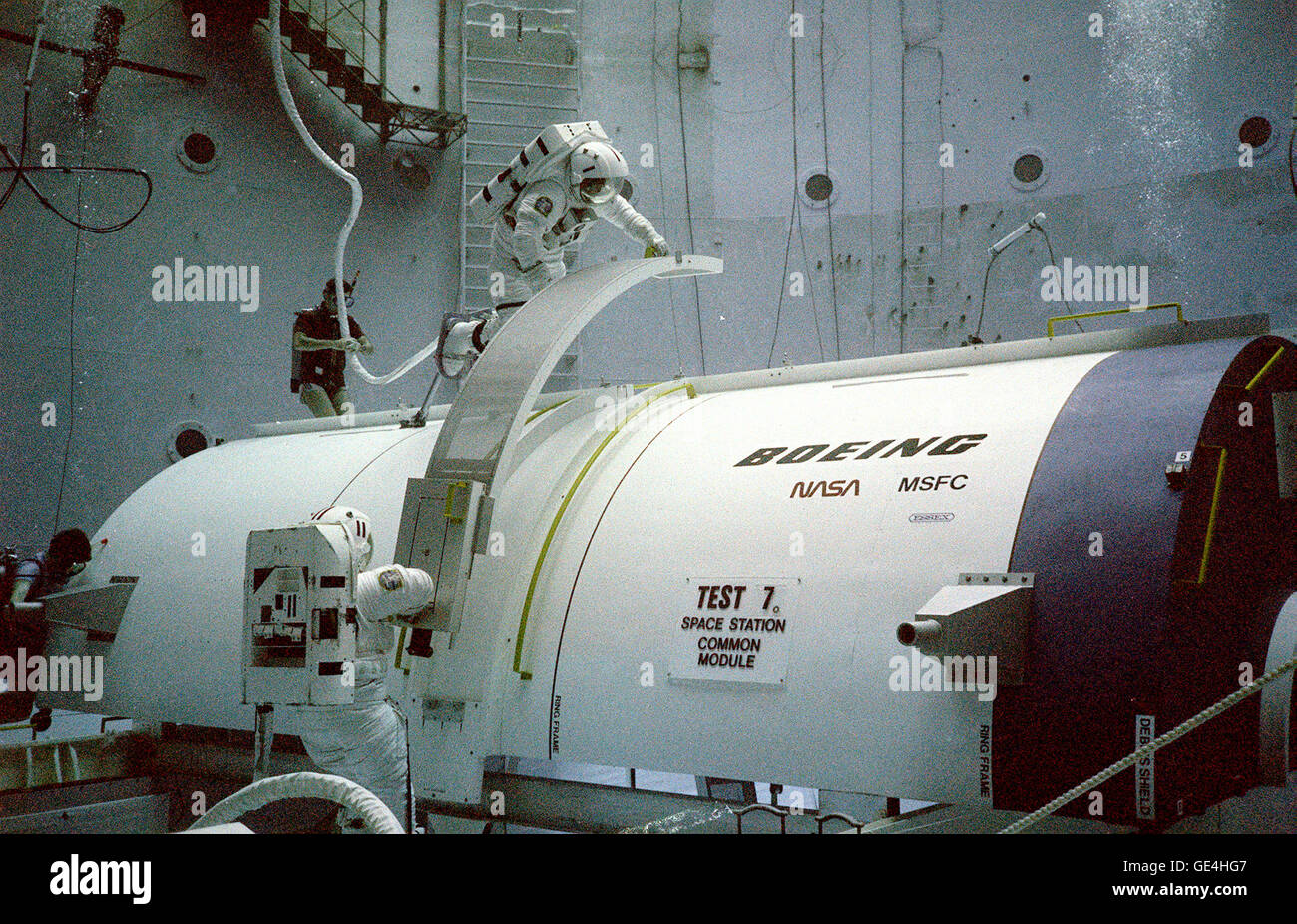 (1 Dezember 1985) Das Bild zeigt zwei Astronauten üben Bautechniken, Raumstation in neutralen Auftrieb Simulator (NBS) am Marshall Space Center (MSFC) 1985, früh in der Raumstation Programm zu bauen. Betrieb der NBS am MSFC im Jahr 1968 begann die NASA. Die NBS vorgesehen eine ausgezeichnete Schwerelosigkeit Umwelt Astronauten und Ingenieure zum Testen von Hardware für den Betrieb im Raum, wobei jedoch auch die Möglichkeit, Techniken zu bewerten, die im Raum verwendet wurden, um Strukturen wie Skylab, Hubble Space Telescope und die internationale Raumstation ISS zu montieren. Der NBS-Tank ist Stockfoto