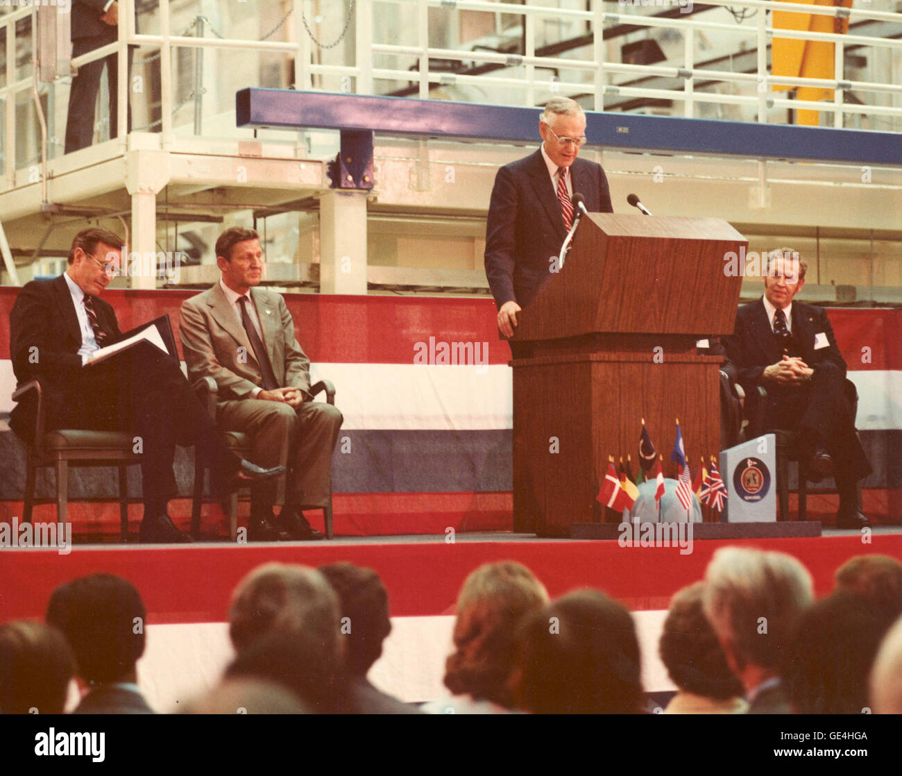 NASA-Administrator James E. Beggs spricht bei der Spacelab-Ankunft-Preisverleihung am Operations and Checkout Building, Kennedy Space Center. Gemeinsame Nutzung der Plattform sind, von links, Vize-Präsident George Bush; Eric Quistgaard, Generaldirektor, European Space Agency (ESA), und Richard G. Smith, Direktor des Kennedy Space Center. Präsentieren, aber nicht auf dem Bild sichtbar ist Dr. Johannes Ortner, Vorsitzender, Spacelab Programmtafel, ESA. Spacelab war eine wiederverwendbare Labormodul, die Wissenschaftlern erlaubt, verschiedene Experimente in der Schwerelosigkeit durchführen, während die Erde umkreisen. Entworfen von den europäischen Raum Personen Stockfoto