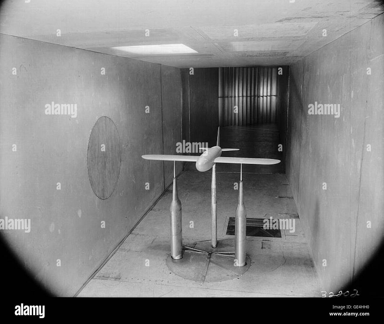 Dieses Bild aus dem Stability Tunnel Experiment zeigt aerodynamische Tests in einer kontrollierten Umgebung, die häufig bei der Entwicklung von Flugzeugen und Fahrzeugen verwendet werden. Der Stabilitätstunnel ist ein integraler Bestandteil für die Untersuchung von Luftstrom und Stabilität in der Technik. Stockfoto