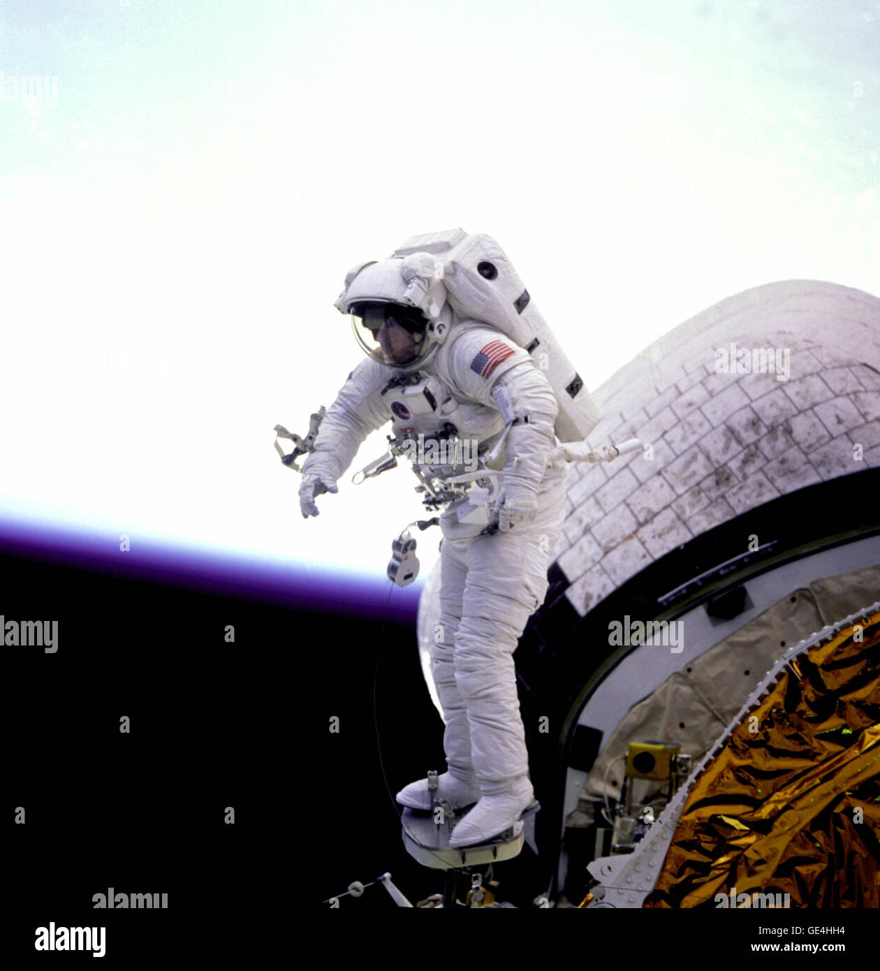 Mission-Spezialist James H. Newman führt eine Raum-Bewertung von tragbaren Fuß Zurückhaltung (PFR) die operativ auf die erste Hubble Space Telescope (HST) servicing Mission und zukünftige Shuttle-Missionen verwendet werden. Er befindet sich am Rande der Ladebucht der Discovery. Pod ist hinter ihm das Starboard orbitale Manöver System (OMS) mit der sanften Schein eine Erde Extremität zu sehen.   Bild-Nr.: STS051-98-010 Stockfoto