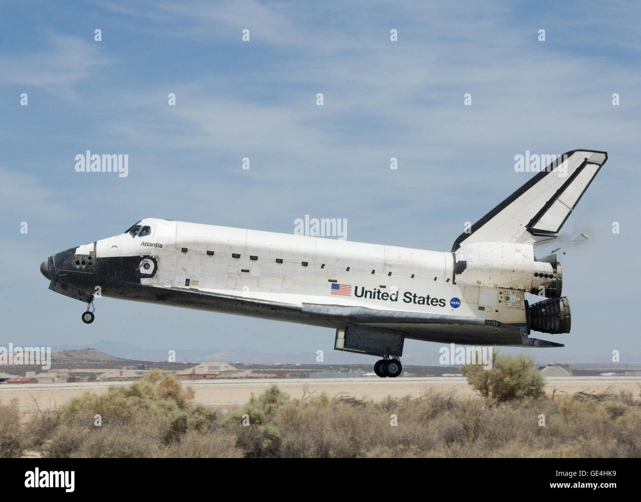 Space Shuttle Atlantis STS-117 Mission landet auf der Edwards Air Force Base nach 14 Tagen im Orbit. Bildnachweis: NASA/Carla Thomas.  Bild-Nr.: STS117-S-048-Datum: 22. Juni 2007 Stockfoto