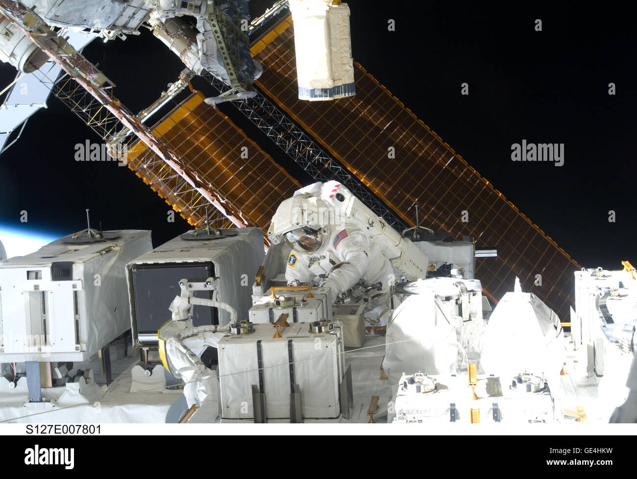 (22 Juli 2009) Astronaut Christopher Cassidy, STS-127 Missionsspezialisten, ist in der Mitte dieser breiten erschossen fotografiert während der Endeavour dritten Raumweg von geplanten fünf insgesamt für diesen Flug abgebildet. Cassidy ist in der Nähe von The Japanese Experiment Modul - ausgesetzt-Anlage (JEF). Dies war Cassidy das erste einer geplanten drei Sitzungen für ihn. Astronaut Dave Wolf, Cassidy EVA Kollege, ist aus dem Rahmen.  STS-127 auf Space Shuttle Endeavor am 15. Juli 2009 ins Leben gerufen. Die Mission endete am 31. Juli 2009.   Bild-Nr.: S127-E-007801 Stockfoto