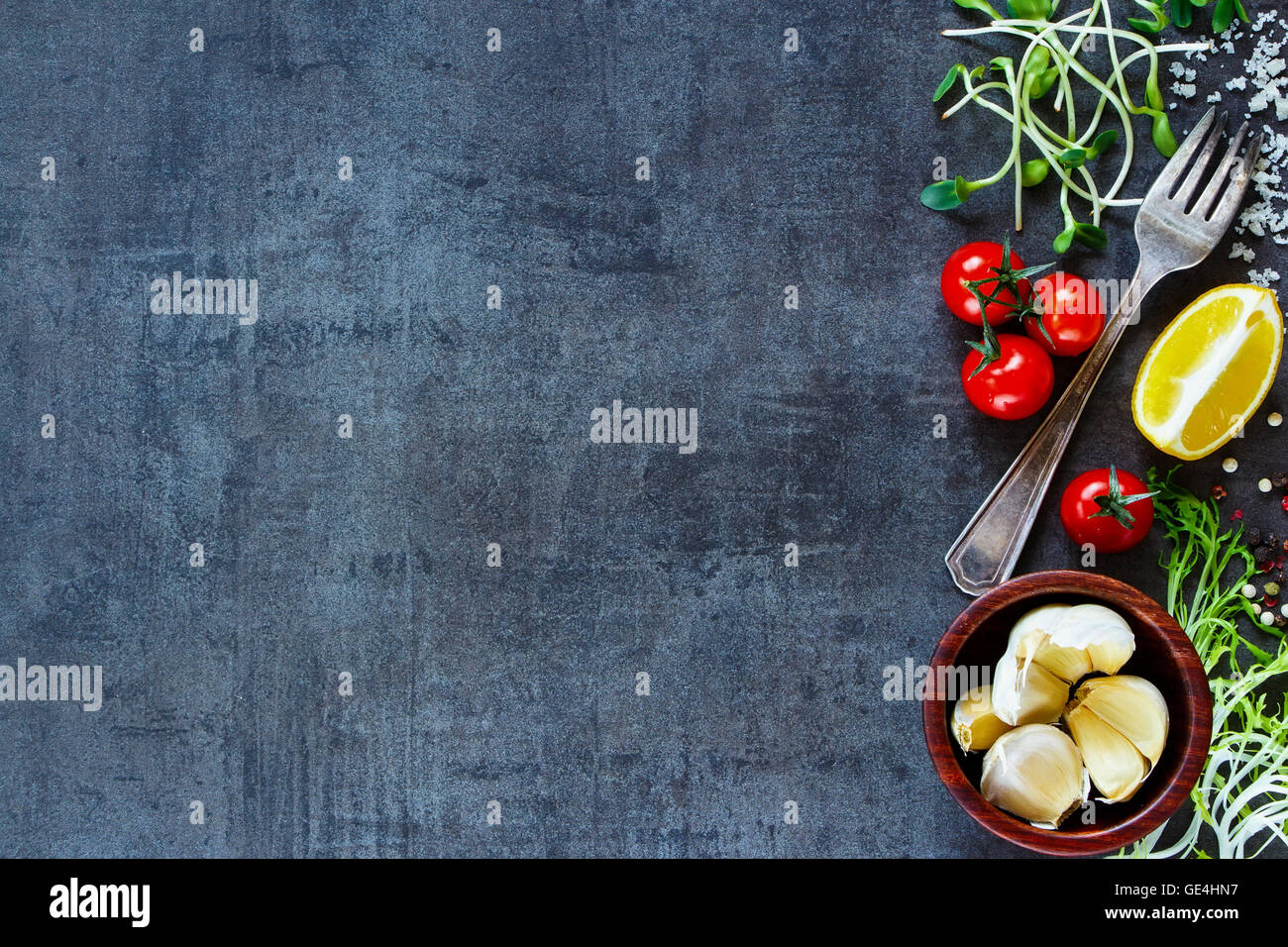 oben; Anzeigen; Essen; Salat; Kräuter; Tomaten; Küche; weiß; Öl; Gourmet; Essig; Salz; italienische; Pfefferschote; Grün; französische; Schüssel; Satz; s Stockfoto