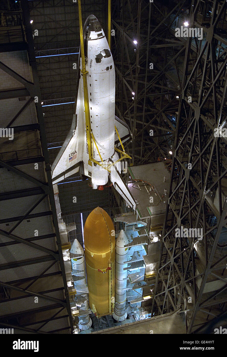 Ein Aussichtspunkt, von weit oben ergibt einen dramatischen Blick auf einem Orbiter wird von seinem Stapel im Fahrzeug Assembly Building (VAB) demated. Das ca. 171.000 Pfund (77.566 Kilogramm) Orbiter wird per Kran oben und Weg von 184 Fuß (56 Meter) hohen externen Tank/Solid Rocket Booster Stack gehisst wird. Das Fahrzeug wurde angepasst durch eine Öffnung geneigt 190 Metern (58) über dem Boden, dann auf die VAB Umsetzgang gesenkt und installiert auf dem Orbiter-Transporter. Dieses Foto wurde von der 34. Ebene der VAB aufgenommen; die Fahrerkabine des Krans befindet sich oben eine Ebene Stockfoto