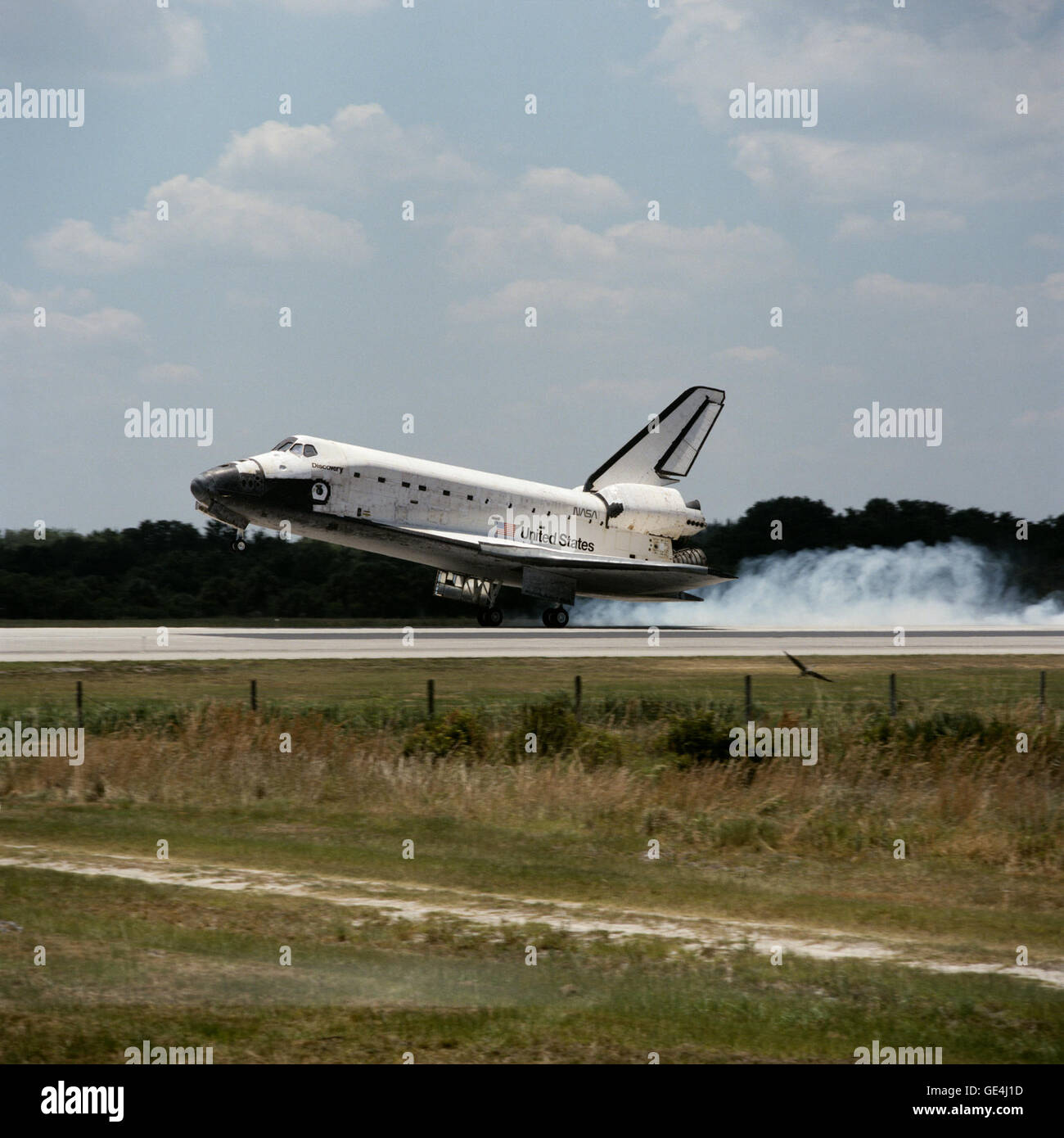 Die STS-91-Mission des Space Shuttle Discovery landete am 12. Juni 1998 im Kennedy Space Center. Diese Mission markierte den Abschluss des Shuttle-mir-Programms und über zwei Jahre andauernde Präsenz der USA im Weltraum. Stockfoto