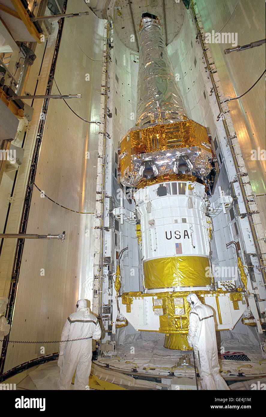 Bei Launch Pad 39 b das Space Shuttle Columbia Nutzlast Bucht Türen schließen um das Chandra x-Ray Observatory im Inneren, während Arbeiter die Aktivität zu überwachen. Chandra war die primäre Nutzlast auf Mission STS-93, an Bord der Columbia 20 Juli um 12:36 Uhr EDT starten soll. Die kombinierte Chandra/Inertial Upper Stage, hier zu sehen, gemessen 57 Fuß lang und wiegt 50.162 Pfund. Voll im Einsatz mit Solaranlagen erweitert, die Sternwarte gemessen 45,3 Füße lang und 64 Fuß breit. Der weltweit mächtigsten Röntgenteleskops Chandra erlaubt Wissenschaftlern aus auf der ganzen Welt zu sehen, bisher unsichtbare schwarzes Loch Stockfoto