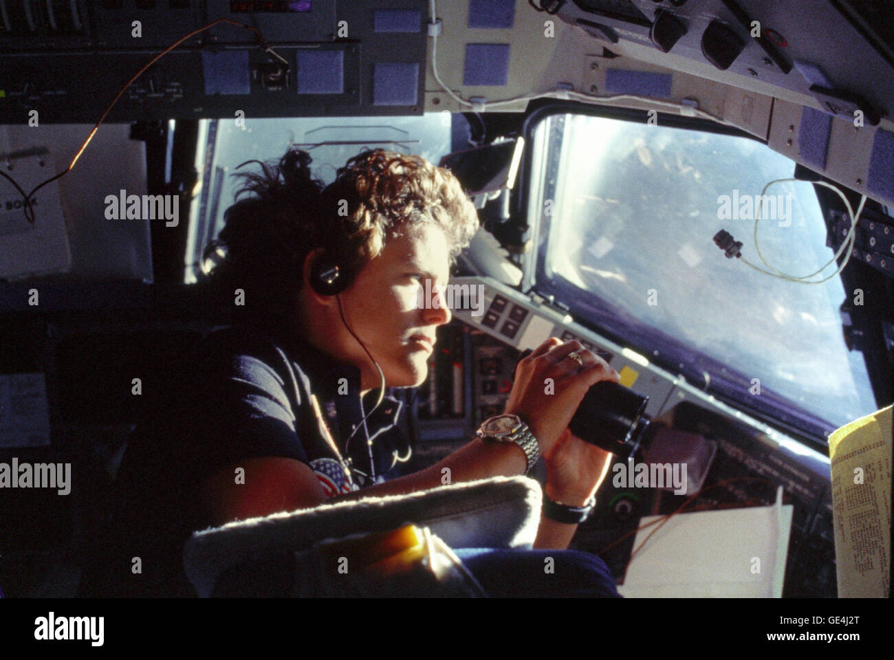 (6 Oktober 1984) Astronaut Kathryn D. Sullivan, 41-G Missionsspezialist verwendet Fernglas für eine vergrößerte Darstellung der Erde durch Herausforderers Bugkabine Fenster.  Bild-Nr.: 41G-11-027 Stockfoto