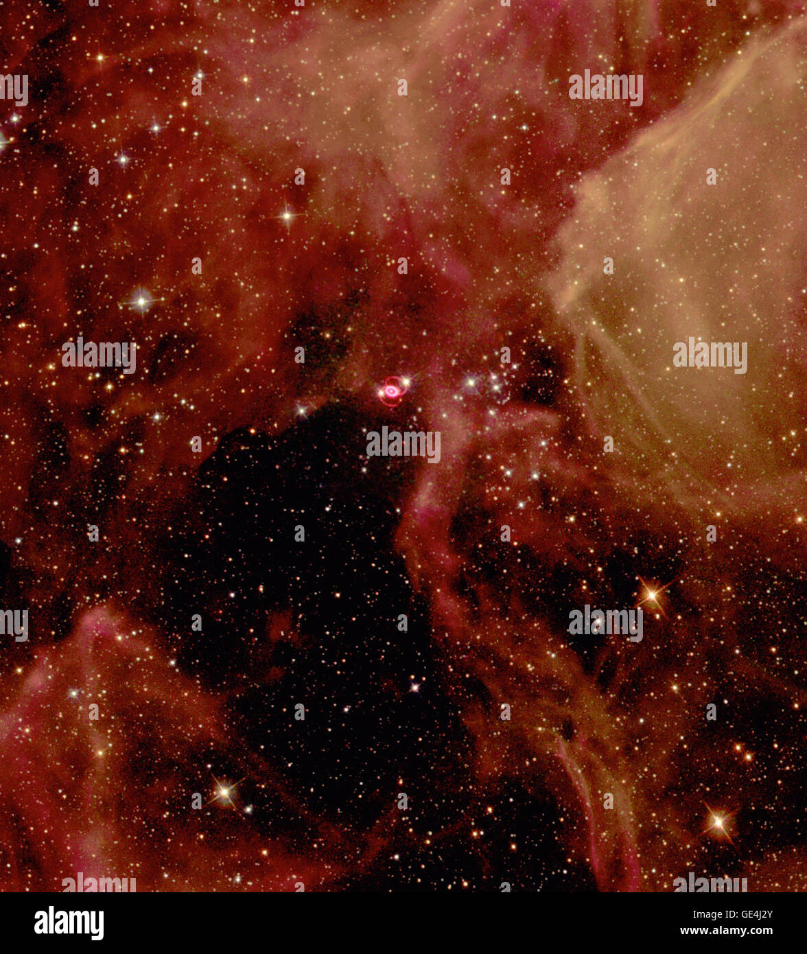 Glitzernde Sterne und Strähnen des Gases schaffen eine atemberaubende Kulisse für die Selbstzerstörung eines massereichen Sterns Supernova 1987A, in der großen Magellanschen Wolke, einer nahe gelegenen Galaxie genannt. Astronomen in der südlichen Hemisphäre Zeuge die brillante Explosion dieses Sterns am 23. Februar 1987. Das Hubble Space Telescope der NASA Bild dargestellt, ist die Supernova-Überrest, umgeben von inneren und äußeren Ringe des Materials, in einem Wald von ätherischen, diffuse Wolken aus Gas eingestellt. Diese dreifarbige Bild besteht aus mehreren Bildern der Supernova und der benachbarten Region genommen mit dem weiten Feld und Planeten Stockfoto
