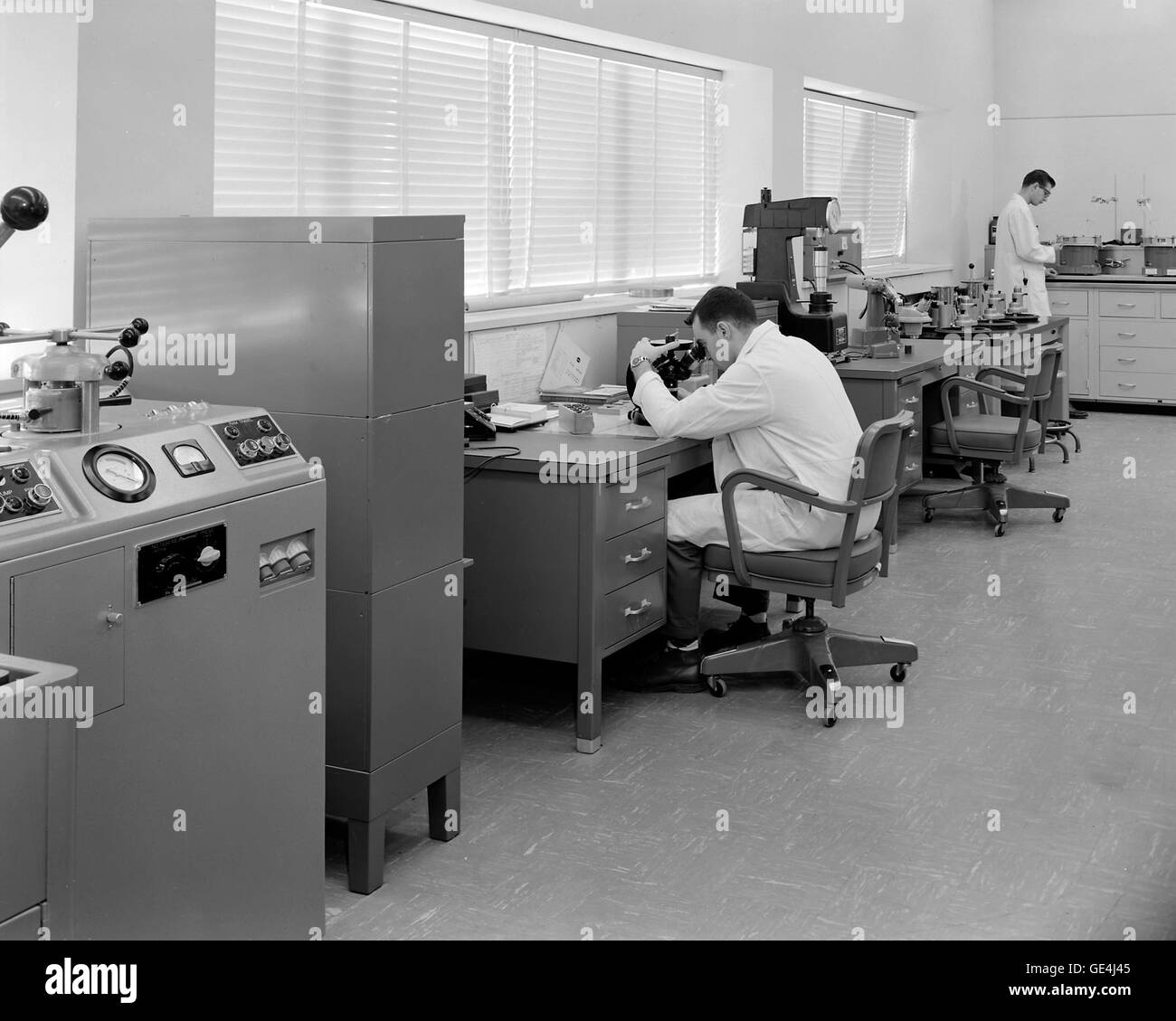 Labortechniker Allen Larkins (oben rechts) und Ingenieur David Willinger (unten links) arbeitet in der metallurgischen Labor des Reaktors Plum Brook.  Für weitere Informationen die Plum Brook Anlage Seite zu durchsuchen.  (NASA GRC: C-1961-55641) Stockfoto