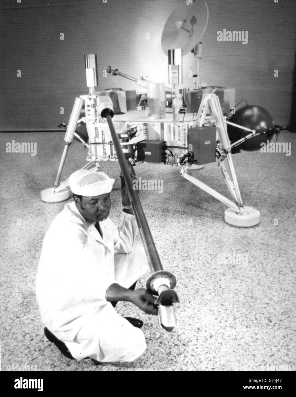 Dieses Bild zeigt einen Techniker, der den Bodenprobenehmer auf dem Viking Lander während seiner Mission zum Mars überprüft. Das Foto zeigt die technologischen Fortschritte in der Weltraumforschung in den 1970er Jahren Stockfoto Dieses Bild zeigt einen Techniker, der den Bodenprobenehmer auf dem Viking Lander während seiner Mission zum Mars überprüft. Das Foto zeigt die technologischen Fortschritte in der Weltraumforschung in den 1970er Jahren Stockfoto