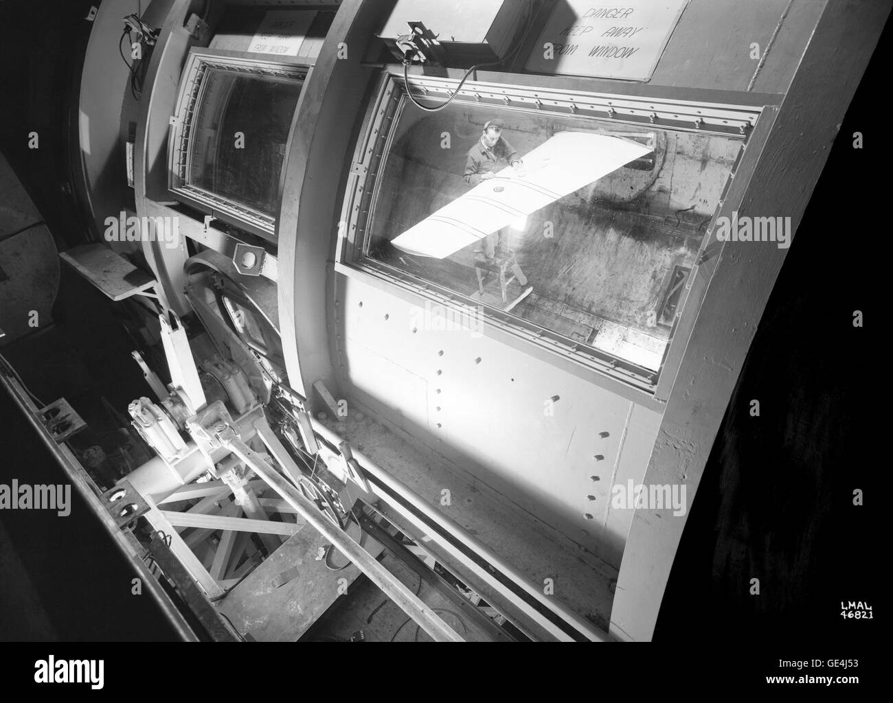 Das Bild zeigt den Testabschnitt eines Windkanals am Langley Research Center, der für Hochgeschwindigkeits-Aerodynamik-Tests verwendet wird. Der Windkanal, Teil der NASA-Anlage in Langley, spielt eine Schlüsselrolle bei der Erforschung von Flugzeugdesign und -Entwicklung. Stockfoto