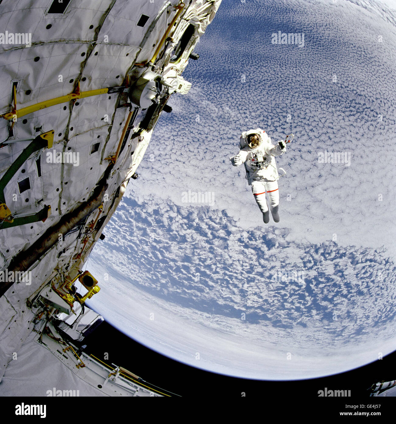 (16 September 1994) Backdropped gegen die blau-weißen Erde 130 Seemeilen unten, Astronaut Mark testet die neue vereinfachte Beihilfe für EVA Rescue (SAFER)-System.  Bild-Nr.: STS064-217-008 Stockfoto