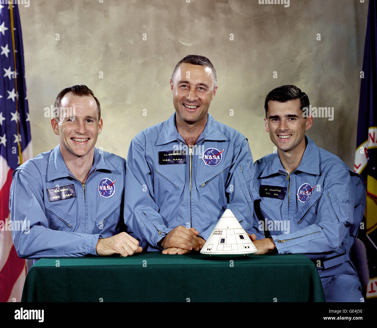 Porträt der Apollo 1 Prime Crew für die ersten Apollo-Raumfahrt. Von links nach rechts sind: Edward H. White II, I. Virgil "Gus" Grissom und Roger B. Chaffee. Ihre Zuordnung zu dieser Crew teilte am 21. März 1965.  Am 27. Januar 1967 um 6:31 PM EST während einer routinemäßigen simulierten Start testen an Bord der Apollo Saturn ich Rakete, ein elektrischer Kurzschluss in Apollo-Kommandokapsel entzündet Reinsauerstoff Umwelt und innerhalb von wenigen Sekunden alle drei Besatzungsmitglieder der Apollo 1 umgekommen sind.   Bild #: S66-30236 Datum: 31. März 1966 Stockfoto