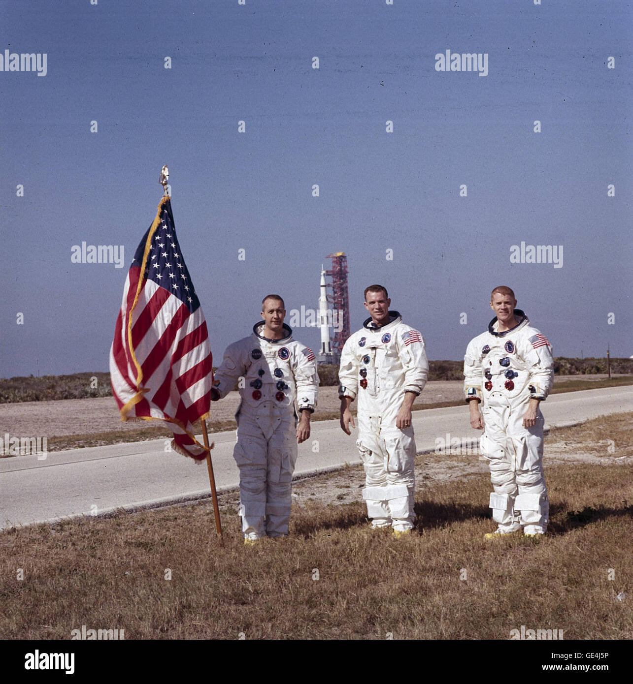 Die Apollo 9-Astronauten, darunter James McDivitt, Edward White und Russell Schweickart, waren Teil der ersten bemannten Mission, die das Mondmodul im Orbit testete. Die Mission, die im März 1969 gestartet wurde, ebnete den Weg für die historische Mondlandung Apollo 11. Dieses Foto fängt die Crew im Weltraum ein und führt kritische Tests für die bevorstehende Mondmission durch. Stockfoto