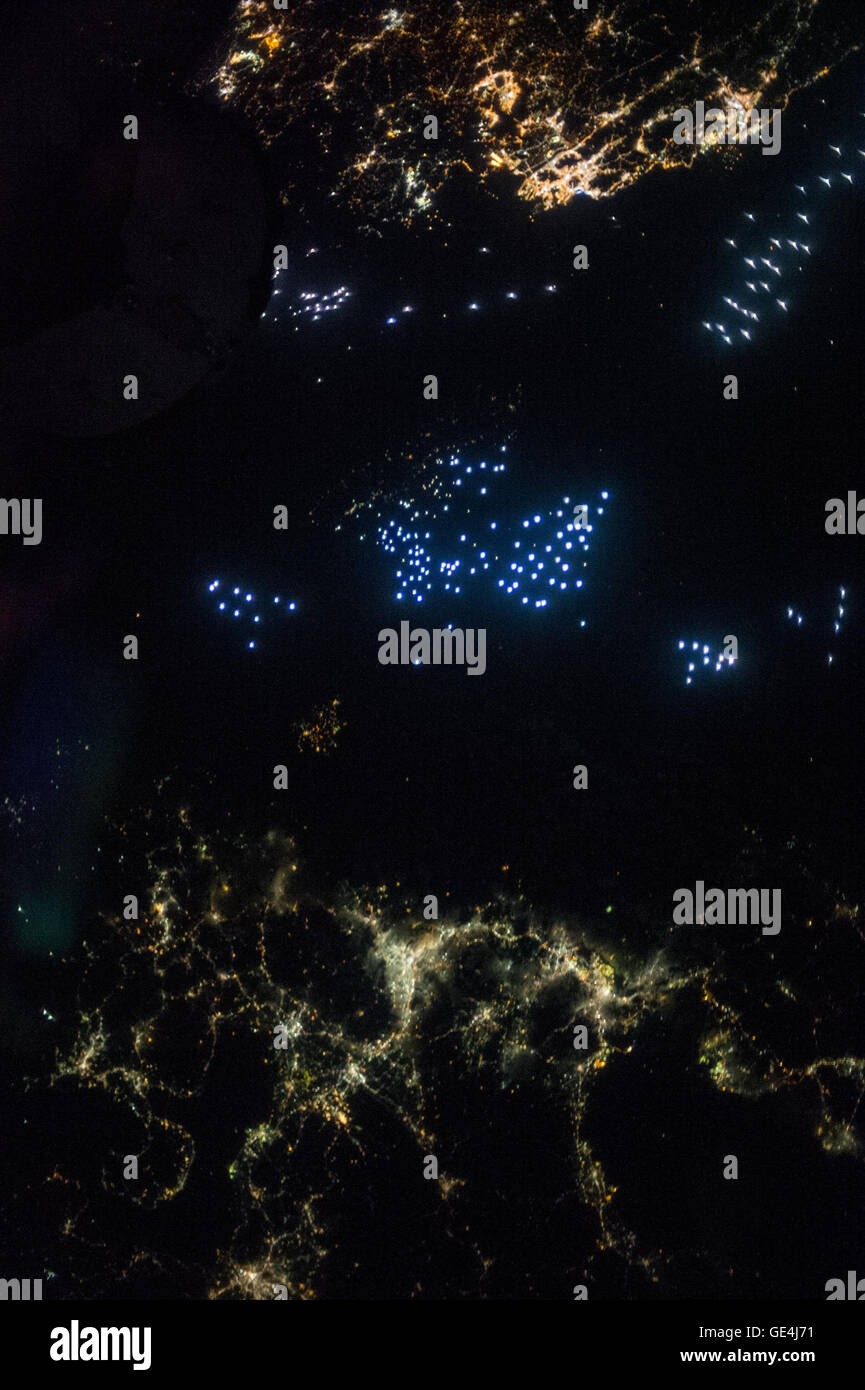 Beschreibung als wer in einem Baumarkt gestanden hat, weiß, Glühlampen kommen in den unterschiedlichsten Arten und Farben. Glühlampen haben ein warmes Glühen ähnlich wie Sonnenlicht, während mehr Energie effiziente Gasentladung Lampen kommen in einer Vielzahl von Farbtönen. Einige der Unterschiede bei der künstlichen Beleuchtung sind in Fotografien von Astronauten an Bord der internationalen Raumstation ISS sichtbar. Beispielsweise sind mehrere unterschiedliche Farben des elektrischen Lichts sichtbar in diesem Bild der Tsushima-Straße, der flachen Körper des Wassers, die südlichen Japan und Südkorea trennt. Ein Mitglied der Expedition 37 Crew t Stockfoto