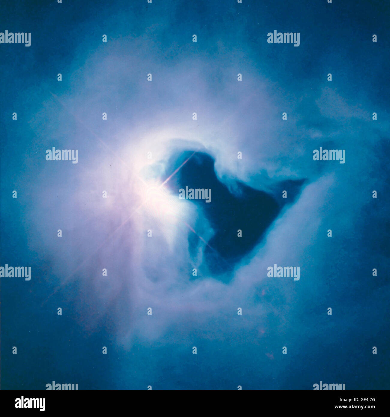 Nur wenige Wochen nach dem NASA-Astronauten das Hubble Space Telescope im Dezember 1999 repariert, schnappte die Hubble Erbe-Projekt dieses Bildes von NGC 1999, ein Nebel im Sternbild Orion. Die Astronomen Erbe verwendet in Zusammenarbeit mit Wissenschaftlern in Texas und in Irland, Hubble weites Feld und Planetary Camera 2 (WFPC2) um das Farbbild zu erhalten. NGC 1999 ist ein Beispiel für eine Reflexion-Nebel. Ein Reflexion Nebel glänzt wie Nebel um eine Straßenlaterne nur, weil das Licht aus einer eingebetteten Quelle dessen Staub beleuchtet; der Nebel strahlt kein sichtbares Licht von seinen selbst. NGC 1999 liegt nah Stockfoto