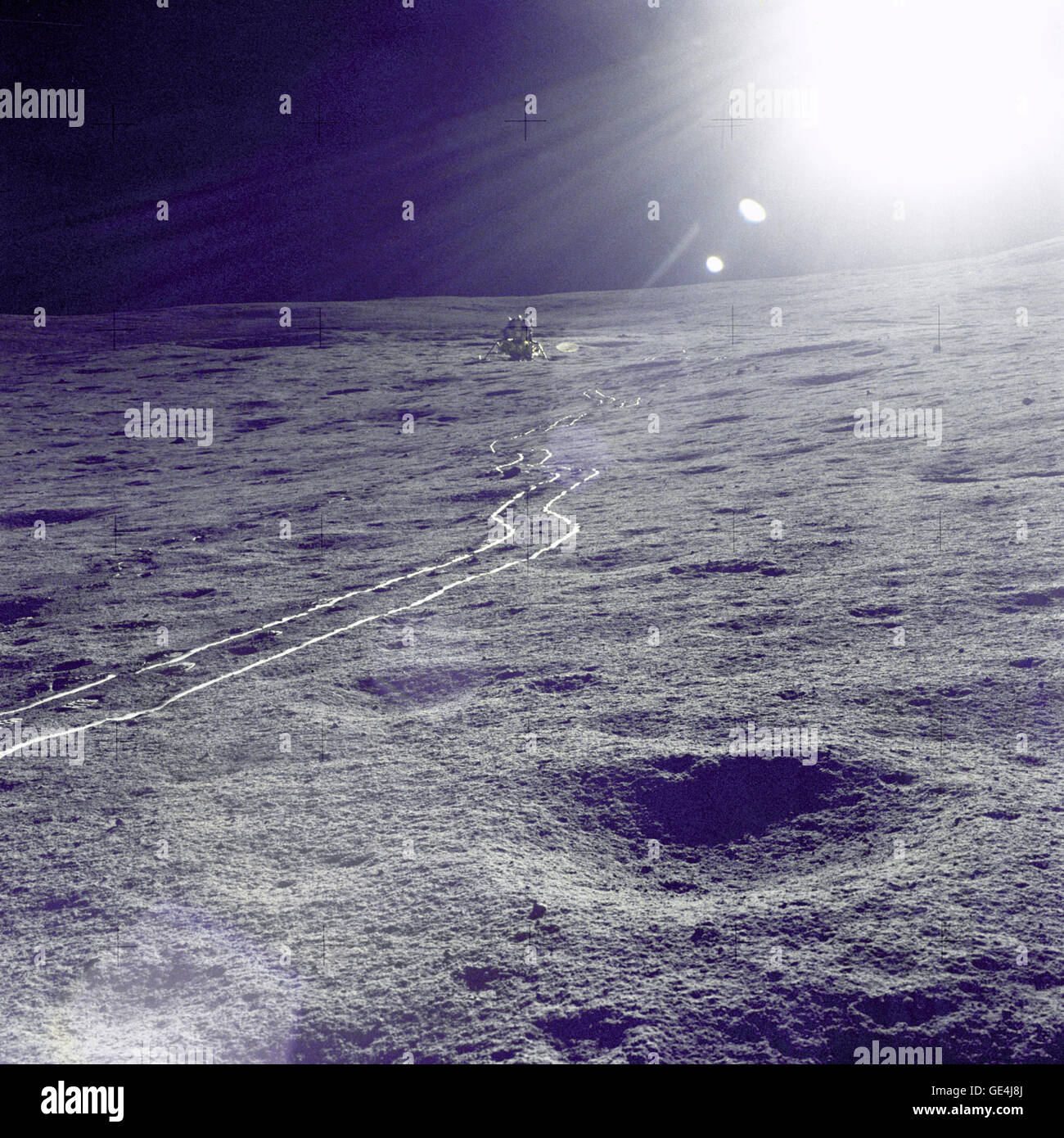 Der Apollo 14 Mondmodul (LM) "Antares" wird gegen eine strahlende Sonne Blendung während der ersten Extravehicular Activity (EVA-1) fotografiert. Eine helle Spur im lunar Boden durch die Zweirad-modularisierte Equipment Transporter (MET) führt von der LM.  Bild-Nr.: AS14-67-9367 Stockfoto