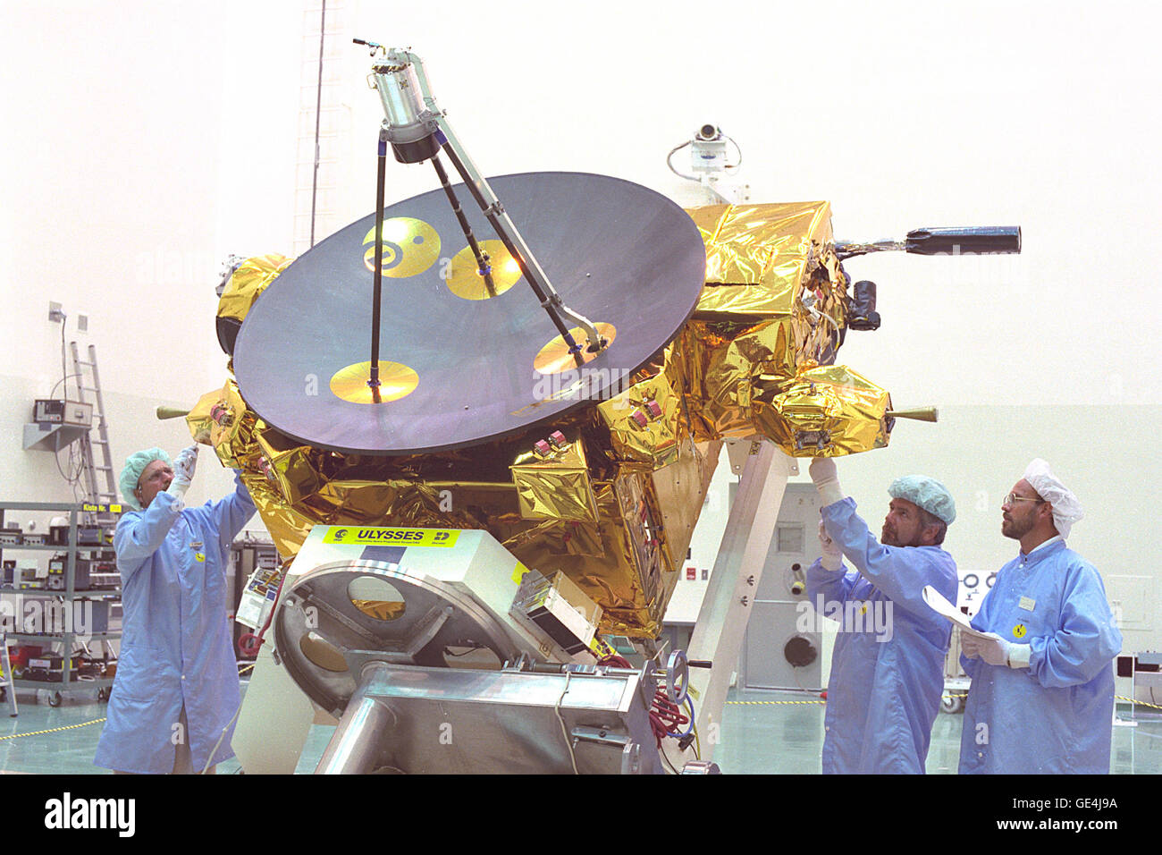 Techniker im Hangar AO auf Cape Canaveral Air Force Station weiter Preflight-Prüfung und Erprobung von der Raumsonde Ulysses. Odysseus war ein NASA/ESA-Projekt starten auf der Space Shuttle Mission STS-41.  Bild-Nr.: 90PC-1008 Stockfoto