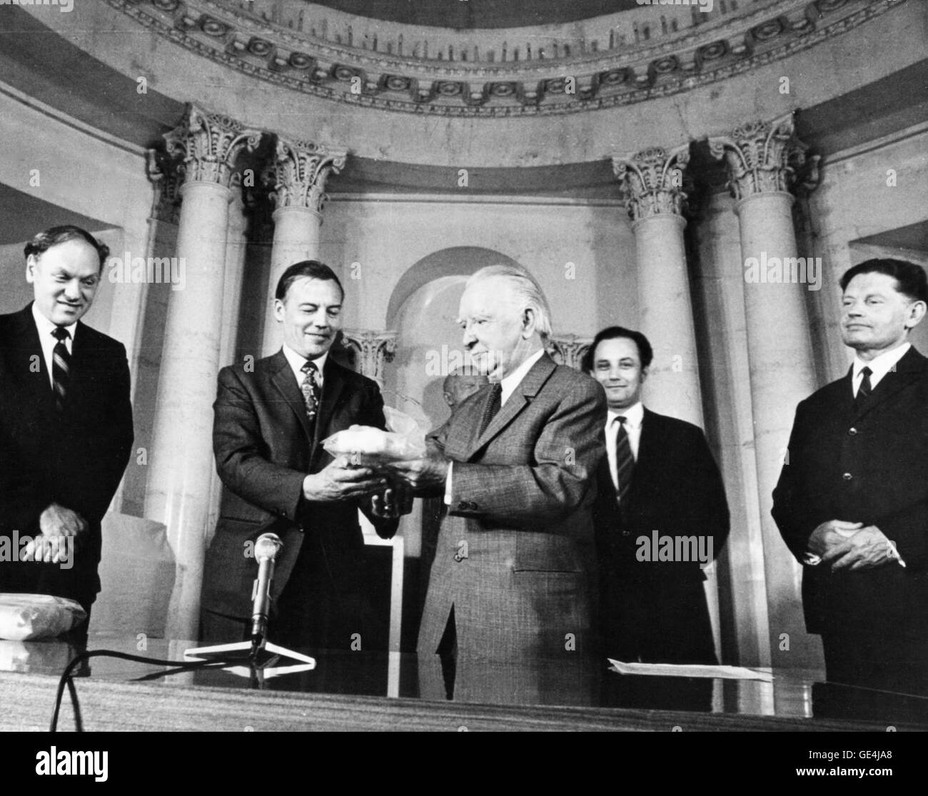 Lee Scherer, ein Vertreter der NASA, erhielt Mondproben von Akademiemitglied A.P. Vinogradov an der Akademie der Wissenschaften der UdSSR in Moskau, Juni 1971, was eine wissenschaftliche Zusammenarbeit zwischen den USA und der UdSSR markierte. Stockfoto