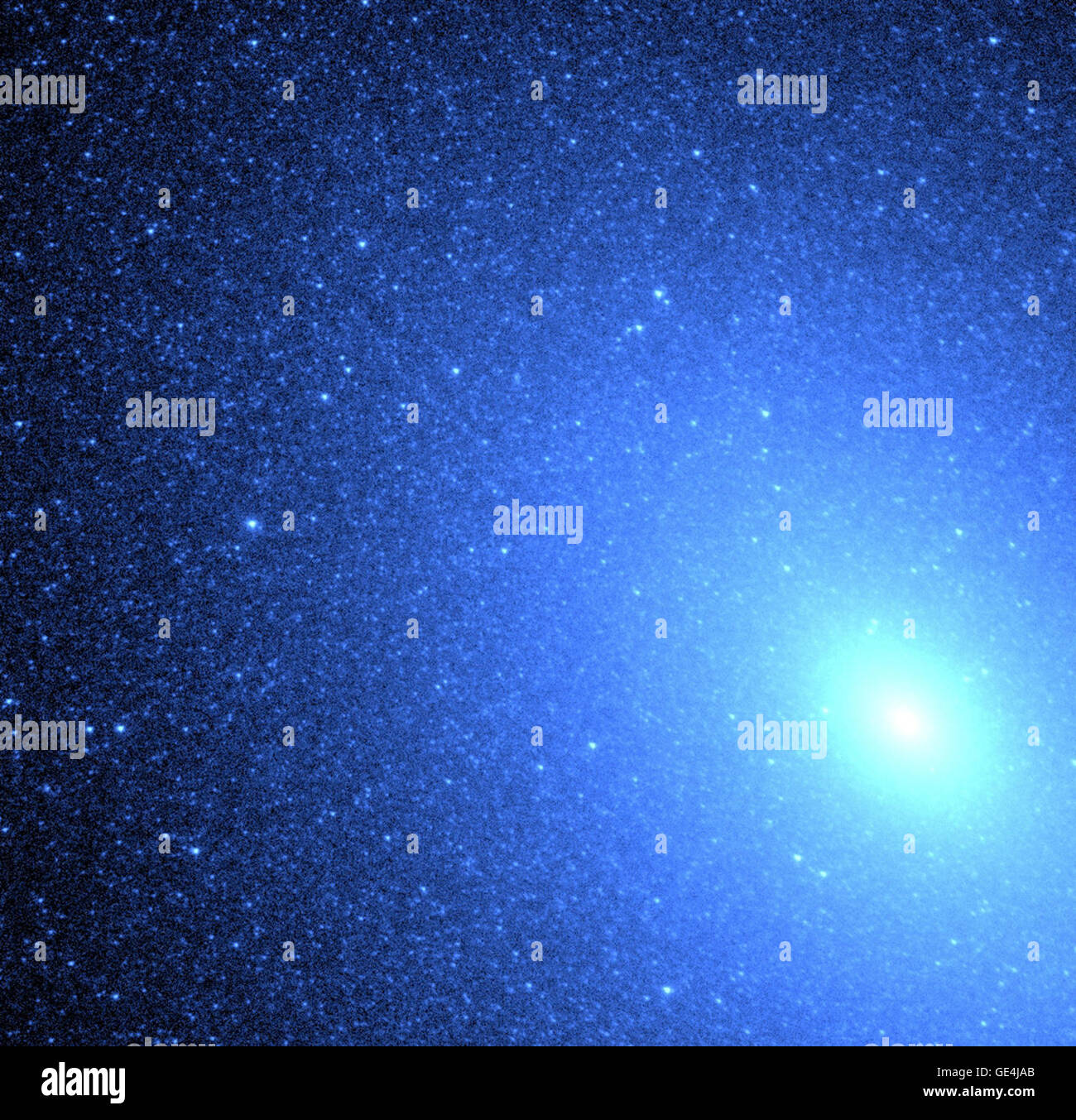 (26 Oktober 1999) Hubble Space Telescope exquisite Auflösung ermöglichte es Astronomen zu lösen, zum ersten Mal heißen blauen Sternen tief in einer elliptischen Galaxie. Der Schwarm von fast 8.000 blauen Sternen ähnelt einen Schneesturm von Schneeflocken in der Nähe der Kern (unten rechts) der benachbarten Galaxie M32, befindet sich 2,5 Millionen Lichtjahre entfernt im Sternbild Andromeda. Hubble bestätigt, dass das UV-Licht aus einer Population von extrem heißen Helium brennenden Sternen in einem späten Stadium in ihrem Leben kommt. Im Gegensatz zur Sonne, die Wasserstoff zu Helium verbrennt, erschöpft diese alten Sternen ihre zentralen hyd Stockfoto