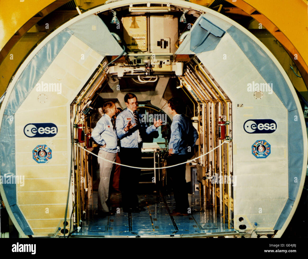 Im Bild von links sind Astronaut Ulf Merbold Westdeutschlands, innen Spacelab in den Betrieb und die Kasse Gebäude am Kennedy Space Center, Owen K. Garriott und Vize-Präsident George Bush. Dieses europäische gebaut orbitale Labor wurde offiziell am 5. Februar 1982 eingeweiht. Merbold war einer der Nutzlast-Spezialisten auf dem ersten Spacelab-Flug STS-9, das 28. November 1983 ins Leben gerufen. Spacelab war eine wiederverwendbare Labor, das Wissenschaftlern erlaubt, verschiedene Experimente in der Schwerelosigkeit durchführen, während die Erde umkreisen. Von europäischen Space Agency (ESA) entwickelt und montiert in NASA Space Shuttle ist Stockfoto