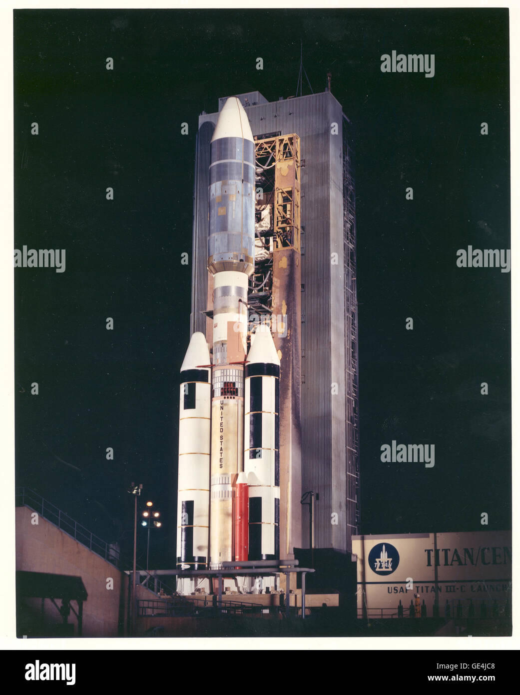 (January 20, 1974) Der Titan-Booster ist eine zweistufige Flüssigkeit-getankte Rakete, mit zwei weitere große, Feststoffraketen Raketen angebracht. Es ist Mitglied der Titan-Familie, die im Gemini-Programm der NASA verwendet wurde. Der Zentaur ist ein flüssiger Sauerstoff-Flüssig-Wasserstoff, High-Energy-Oberstufe auf Surveyor Flüge zum Mond und auf Mariner Flüge zum Mars verwendet. Bei abheben bieten die solide Raketen 9,61 Millionen Newton (2,16 Millionen Pfund) Schub. Wenn die Feststoffe ausbrennen, die erste Stufe der Titan-Booster entzündet und gefolgt von der zweiten Stufe Zündung wie die erste Stufe heruntergefahren. Die Centa Stockfoto