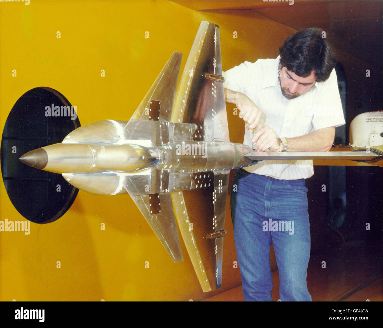 Der Ingenieur Don Durston montiert 1987 ein McDonnell Douglas VSTOL-Kampfflugzeug im 9 x 7 Fuß großen Windtunnel im Ames Research Center der NASA in Kalifornien. Das Modell wurde verwendet, um die Aerodynamik von vertikalen Kurzstart- und Landungsflugzeugen zu testen. Stockfoto
