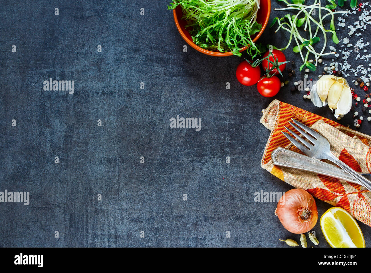 oben; Anzeigen; Essen; Salat; Kräuter; Tomaten; Küche; weiß; Öl; Gourmet; Essig; Salz; italienische; Pfefferschote; Grün; französische; Schüssel; Satz; s Stockfoto