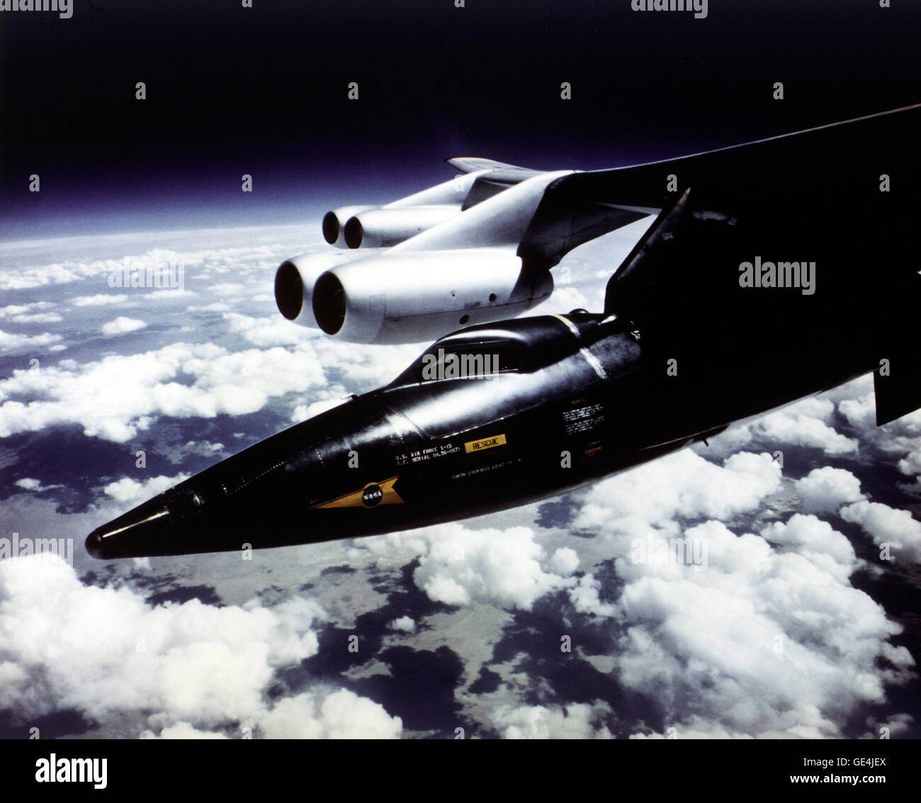 Dieses Foto aus dem Jahr 1965 zeigt den Start des Raketenflugzeugs X-15 unter dem Flügel eines B-52 Bombers. Die X-15 stellte mehrere Geschwindigkeits- und Höhenrekorde auf und war eine Schlüsselrolle in der Hyperschallflugforschung. Stockfoto