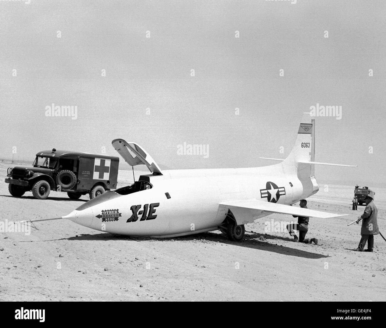 (18 Juni 1956) Dieses Foto wurde 18. Juni 1956 auf Rogers Dry Lake Bett nach Flug 7 von der Bell Aircraft Corporation X-1E mit NACA High-Speed Flight Station Testpilot Joseph Joe Walker an den Reglern aufgenommen. Die erste Generation X-1s waren bekannt für Nase Ausrüstung Ausfälle und der X-1E war keine Ausnahme. Hartplatz, bei der Landung in der Regel führte zu einem eingestürzten Bugfahrwerk. Der Schaden war ernst selten aber mehrere Tage Ausfallzeit zur Reparatur erforderlich.  Bild-Nr.: E-2369 Stockfoto