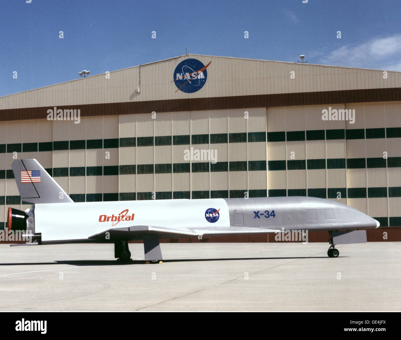 (April 16, 1999) Dies ist die X-34-Technologie-Testbed-Demonstrator an NASA Dryden Flight Research Center, Edwards, Kalifornien geliefert. Die X-34 zeigen Hauptinstrument und operative Technologien für zukünftige Low Cost resuable Trägerraketen.  Bild-Nr.: EC99-44976-4 Stockfoto