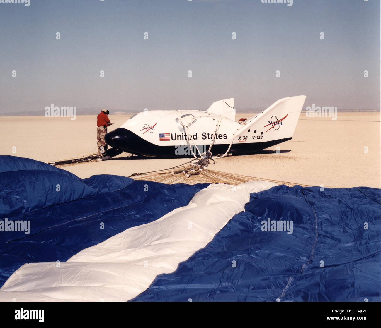 (1 März 2000) Die X-38 blaue und weiße Parafoil breitet sich vor dem Forschungsfahrzeug, wie sie auf einem Testflugzeug in der Nähe von Dryden Flight Research Center nach einem Testflug von März 2000 sitzt. Das Forschungsprojekt X-38 Crew Return Vehicle (CRV) soll die Technologie für einen Notfall Crew return Prototypenfahrzeugs oder Rettungsboot, für die internationale Raumstation zu entwickeln.   Bild-Nr.: EC00-0097-9 Stockfoto