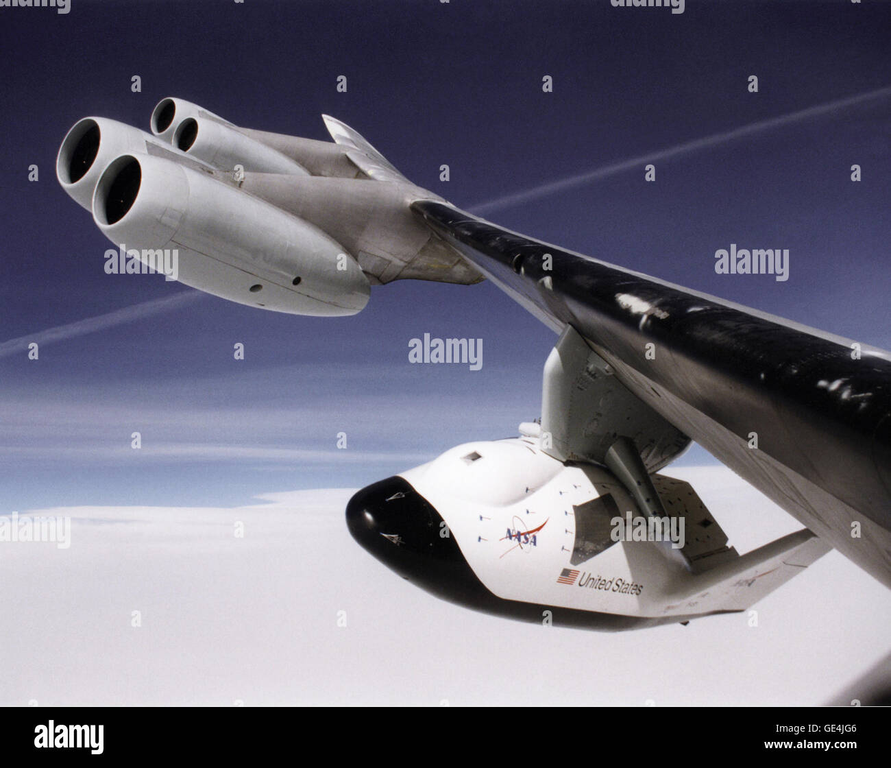 (31 Oktober 1997) Einzigartige, Nahaufnahme Blick auf die X-38 (Crew Return Vehicle) unter den Fittichen von NASA b-52-Mutterschiff vor der Einführung der Aufhebung Körper Forschungsfahrzeug. Das Foto wurde aus dem Sichtfenster des b-52-Bombers, wie es im Flug überhöht. Das Forschungsprojekt X-38 Crew Return Vehicle (CRV) soll die Technologie für einen Notfall Crew return Prototypenfahrzeugs oder Rettungsboot für die internationale Raumstation zu entwickeln.  Bild-Nr.: EC97-44319-8 Stockfoto