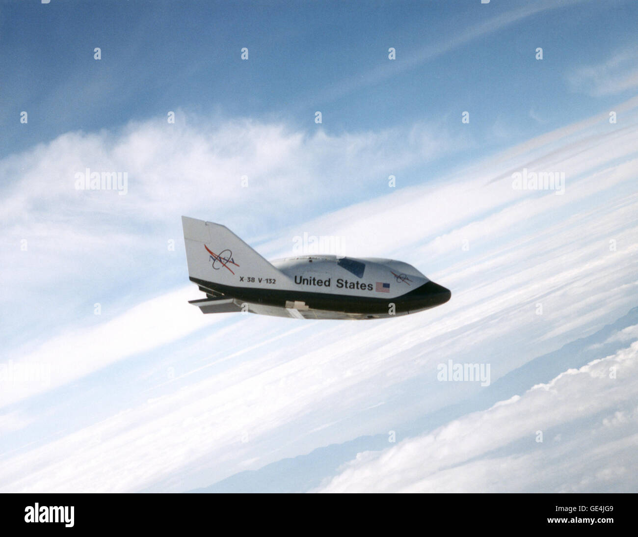 Der X-38 war ein Prototyp, der für das Crew Return Vehicle Program der NASA entwickelt wurde. Dieses Foto zeigt den Abstieg unter dem Fallschirm während eines Testflugs in Edwards, Kalifornien, im Jahr 1999. Der Testflug des Fahrzeugs markierte wichtige Meilensteine bei der Entwicklung von Notrückholtechnologien für Astronauten. Stockfoto