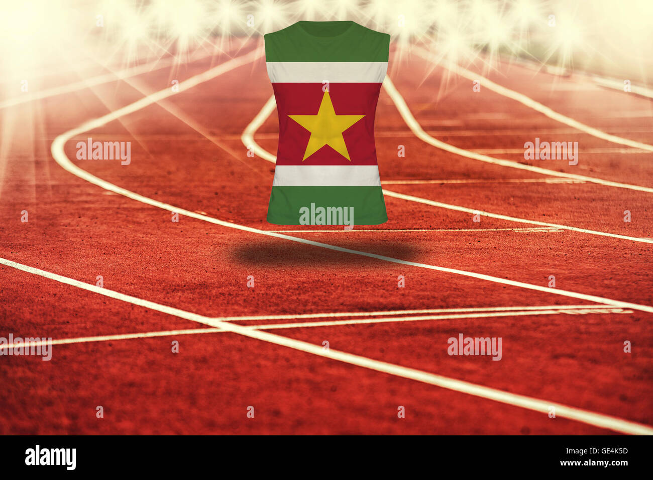 roten Laufstrecke mit Linien und Suriname Flagge auf Hemd Stockfoto