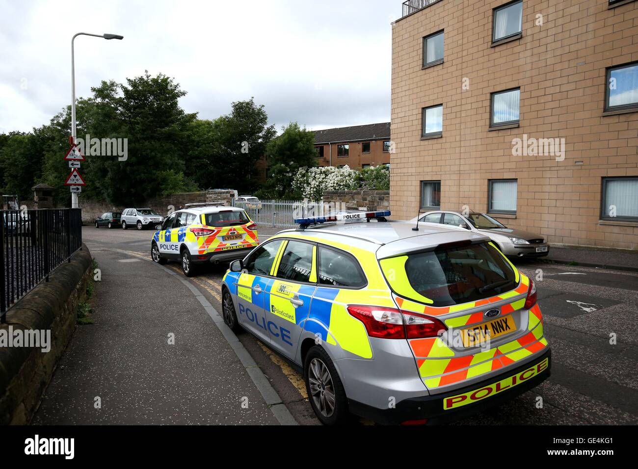 Polizei am Tatort auf einer stillgelegten Eisenbahnstrecke, wo ein Körper im Bereich Abbeyhill von Edinburgh gefunden wurde. Stockfoto