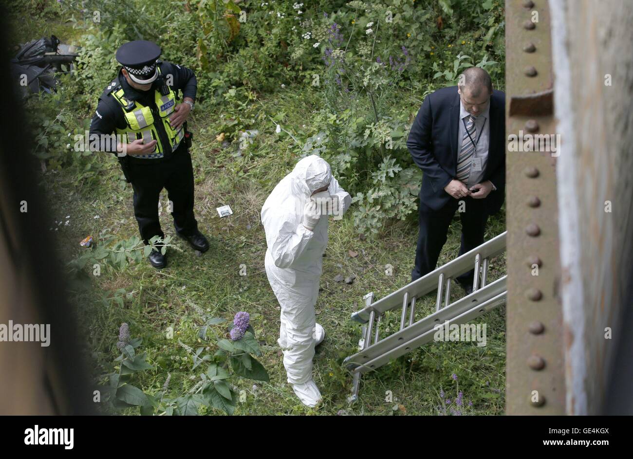 Polizei am Tatort auf einer stillgelegten Eisenbahnstrecke, wo ein Körper im Bereich Abbeyhill von Edinburgh gefunden wurde. Stockfoto