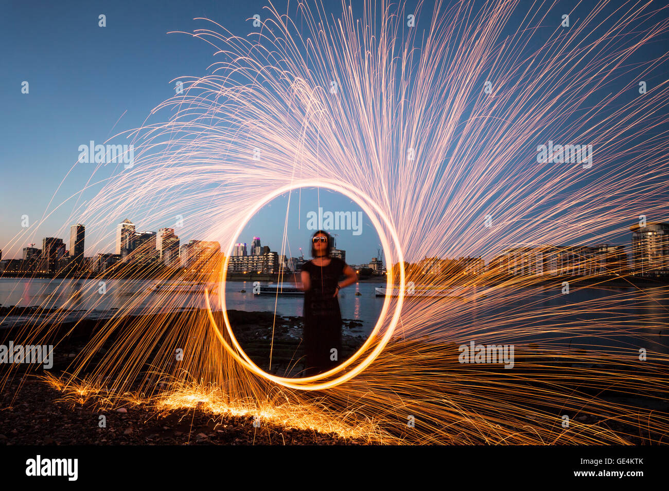 Spinning-Feuer - urbane Landschaft Kunstszene mit Modell, London, UK. Stockfoto