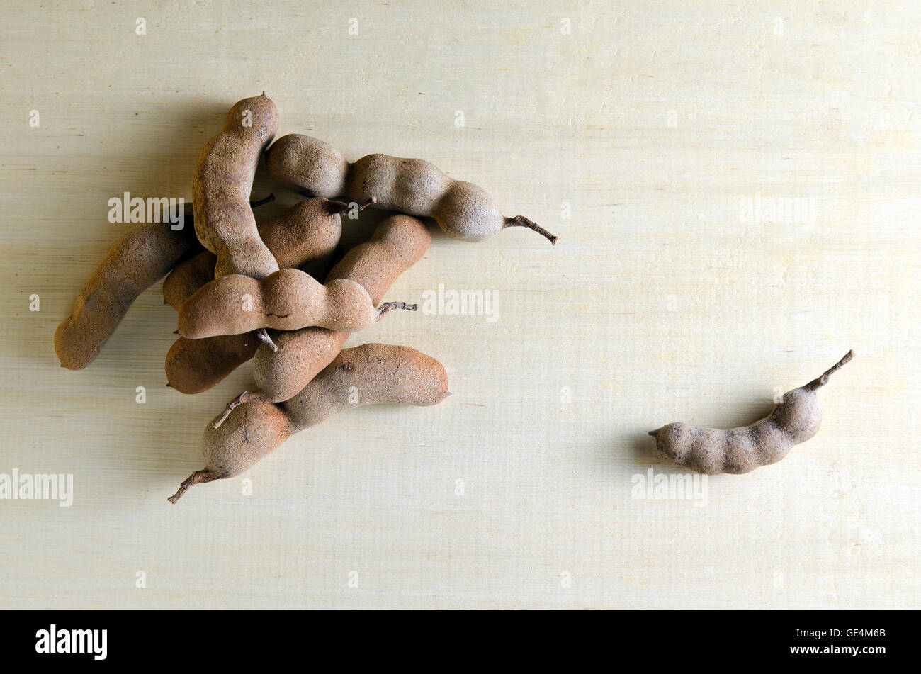 Tamarinde (andere Namen sind baumförmig, Bittermelone, Balsam Apfel, Balsambirne, bittere Gurke, bittere Melone) isoliert Stockfoto