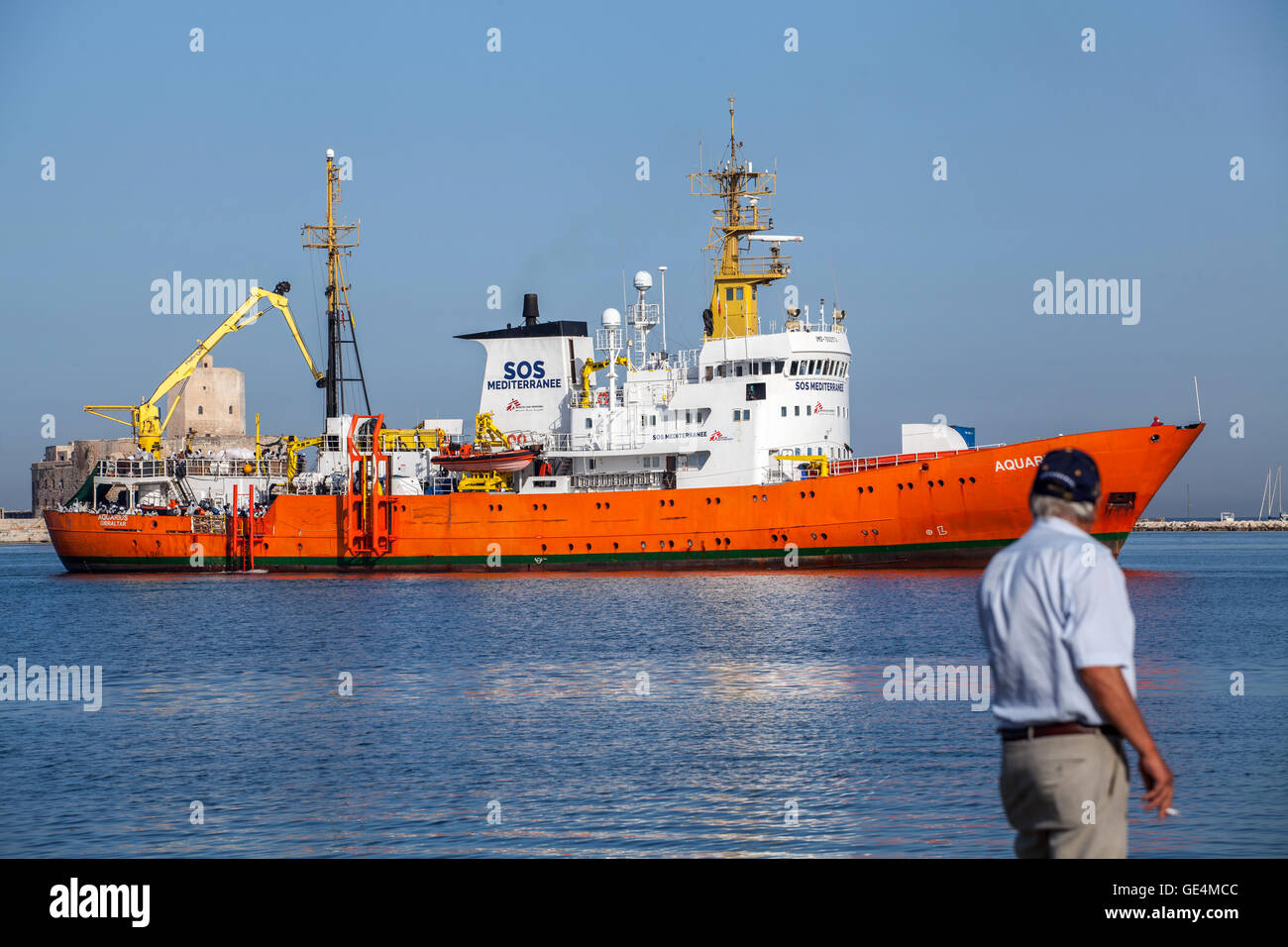 Trapani, Italien. 22. Juli 2016. Migranten und Flüchtlinge kommen am Hafen von Trapani, mit dem Wassermann-Behälter nach seiner Rettung auf See. Die Leichen von 22 Migranten geborgen im Mittelmeer, nach dem Untergang der ein Schlauchboot, in Sizilien am 22. Juli, am Ende einer Woche während der fast 40 Menschen am Meer starben angekommen. © Davide Pischettola/Pacific Press/Alamy Live-Nachrichten Stockfoto
