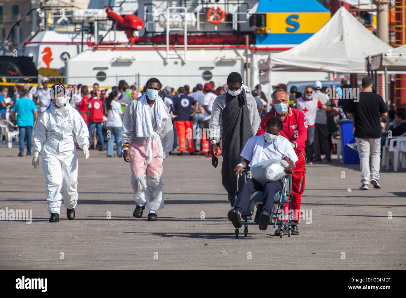 Trapani, Italien. 22. Juli 2016. Migranten und Flüchtlinge kommen am Hafen von Trapani, mit dem Wassermann-Behälter nach seiner Rettung auf See. Die Leichen von 22 Migranten geborgen im Mittelmeer, nach dem Untergang der ein Schlauchboot, in Sizilien am 22. Juli, am Ende einer Woche während der fast 40 Menschen am Meer starben angekommen. © Davide Pischettola/Pacific Press/Alamy Live-Nachrichten Stockfoto