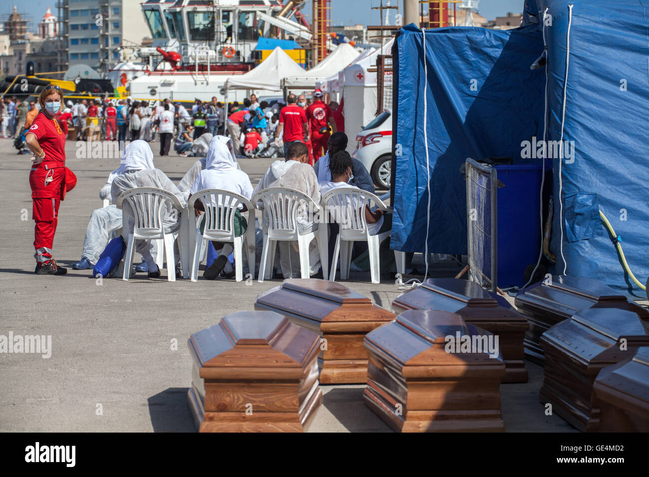 Trapani, Italien. 22. Juli 2016. Migranten und Flüchtlinge kommen am Hafen von Trapani, mit dem Wassermann-Behälter nach seiner Rettung auf See. Die Leichen von 22 Migranten geborgen im Mittelmeer, nach dem Untergang der ein Schlauchboot, in Sizilien am 22. Juli, am Ende einer Woche während der fast 40 Menschen am Meer starben angekommen. © Davide Pischettola/Pacific Press/Alamy Live-Nachrichten Stockfoto