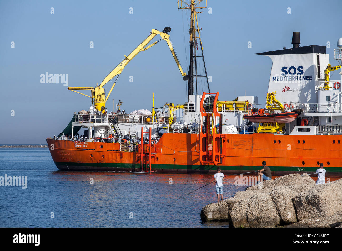 Trapani, Italien. 22. Juli 2016. Migranten und Flüchtlinge kommen am Hafen von Trapani, mit dem Wassermann-Behälter nach seiner Rettung auf See. Die Leichen von 22 Migranten geborgen im Mittelmeer, nach dem Untergang der ein Schlauchboot, in Sizilien am 22. Juli, am Ende einer Woche während der fast 40 Menschen am Meer starben angekommen. © Davide Pischettola/Pacific Press/Alamy Live-Nachrichten Stockfoto