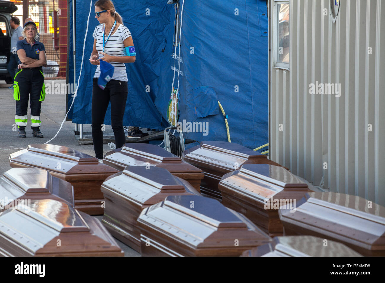 Trapani, Italien. 22. Juli 2016. Migranten und Flüchtlinge kommen am Hafen von Trapani, mit dem Wassermann-Behälter nach seiner Rettung auf See. Die Leichen von 22 Migranten geborgen im Mittelmeer, nach dem Untergang der ein Schlauchboot, in Sizilien am 22. Juli, am Ende einer Woche während der fast 40 Menschen am Meer starben angekommen. © Davide Pischettola/Pacific Press/Alamy Live-Nachrichten Stockfoto