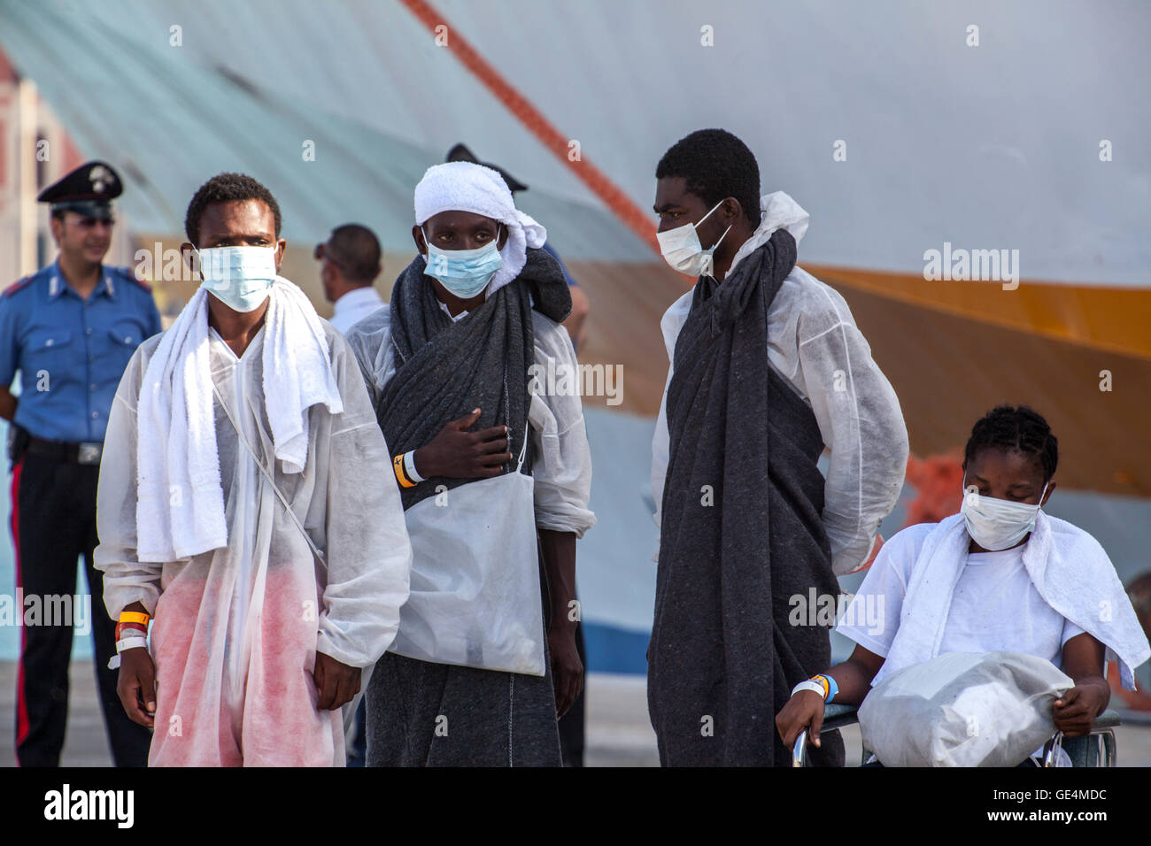 Trapani, Italien. 22. Juli 2016. Migranten und Flüchtlinge kommen am Hafen von Trapani, mit dem Wassermann-Behälter nach seiner Rettung auf See. Die Leichen von 22 Migranten geborgen im Mittelmeer, nach dem Untergang der ein Schlauchboot, in Sizilien am 22. Juli, am Ende einer Woche während der fast 40 Menschen am Meer starben angekommen. © Davide Pischettola/Pacific Press/Alamy Live-Nachrichten Stockfoto