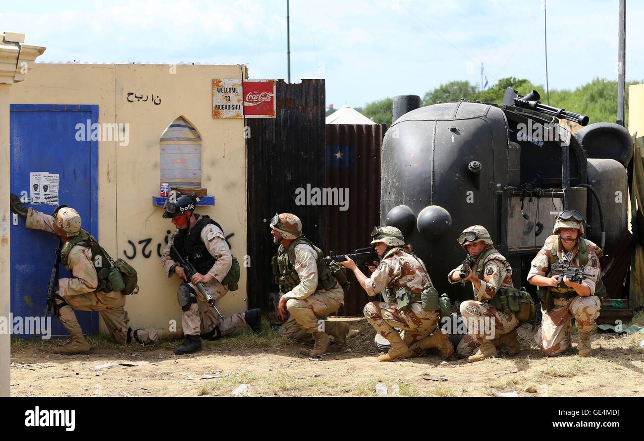 Mitglieder der drei sechzig Geschichte Gruppe nachspielen einer 1993, das US-Militär-Kampf in einem Endwert von einem Black-Hawk-Hubschrauber-Absturz bei der Schlacht von Mogadischu, wie Krieg und Frieden-Revival in der Nähe von Folkestone, Kent geht weiter. Stockfoto