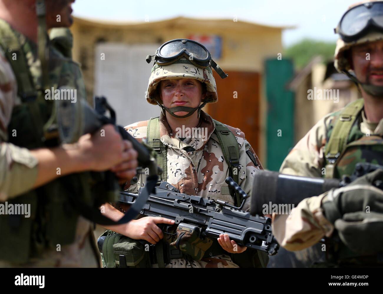 Mitglieder der drei sechzig Geschichte Gruppe nachspielen einer 1993, das US-Militär-Kampf in einem Endwert von einem Black-Hawk-Hubschrauber-Absturz bei der Schlacht von Mogadischu, wie Krieg und Frieden-Revival in der Nähe von Folkestone, Kent geht weiter. Stockfoto