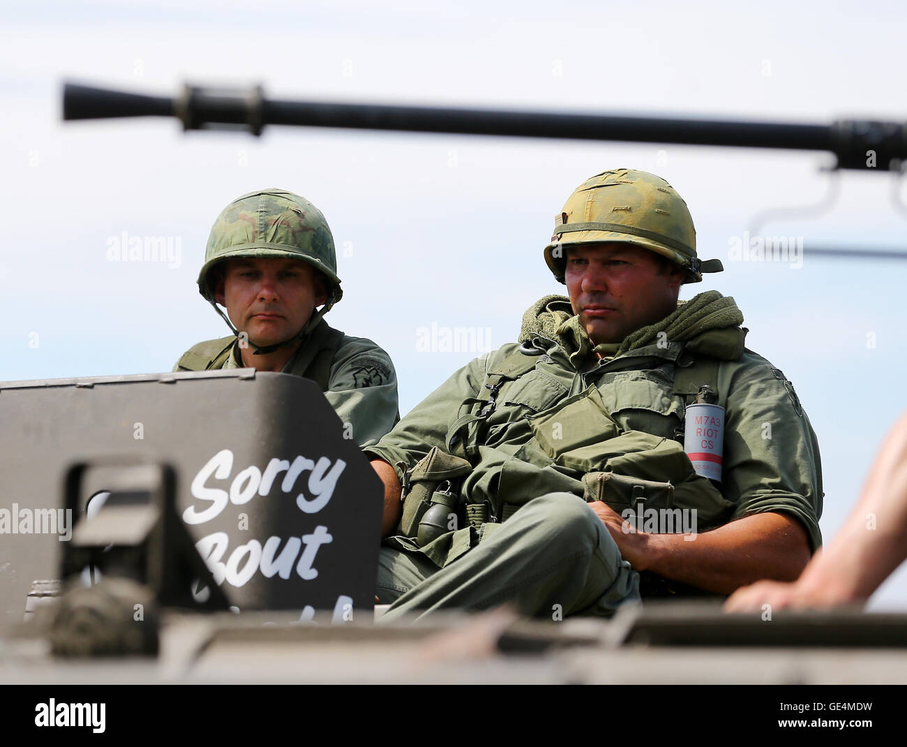 Mitglieder der Rolling Thunder-Reenactment-Gruppe als US-Militär Personal als Krieg und Frieden Revival fährt fort, in der Nähe von Folkestone, Kent. Stockfoto